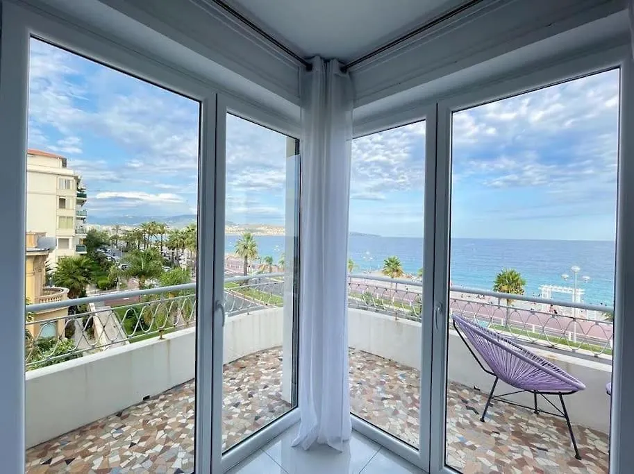 Beach Front, Superbe Appartement Pour 4 Personnes Nice 0*,  France