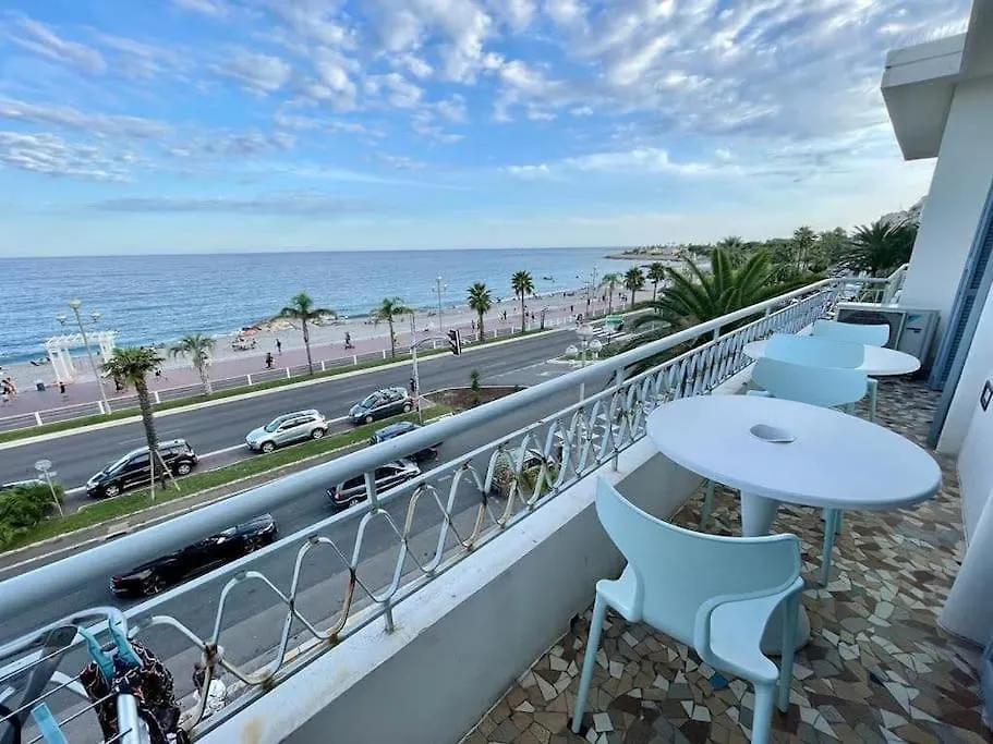 Beach Front, Superbe Appartement Pour 4 Personnes Nice 0*,  France